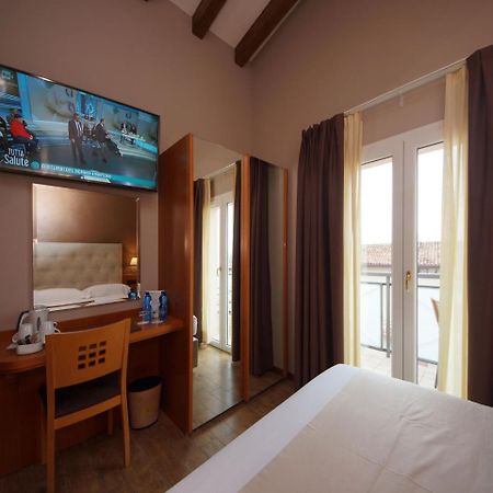 Hotel Clarin 14 By Dori بسكييرا ديل غاردا المظهر الخارجي الصورة